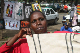 Eine Marktfrau in Goma (Ostkongo) bietet Stoff an